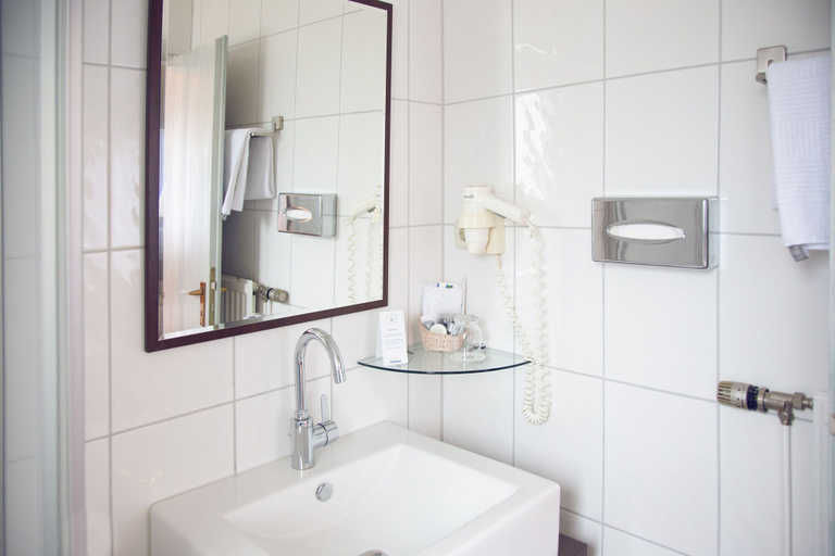 Bathroom 4, Hotel-Restaurant Zum Schwanen, Rheinisch-Bergischer Kreis