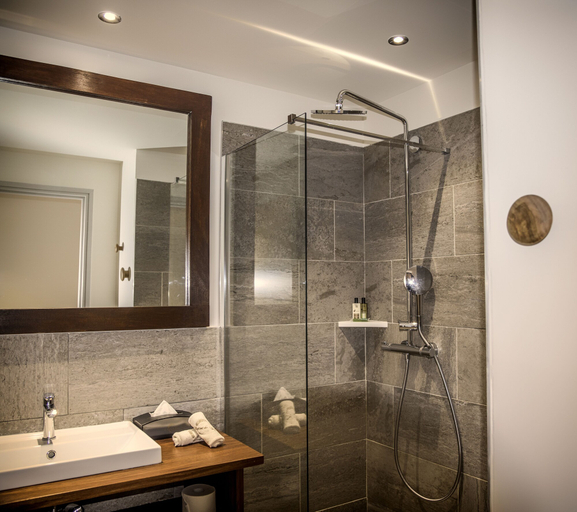 Bathroom 4, Le Battant Des Lames, Saint-Pierre