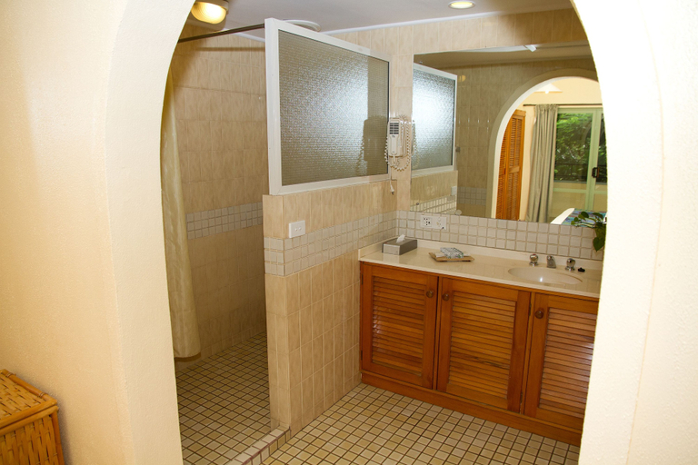 Bathroom, Tanoa Apartments, Ba