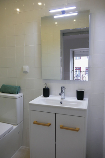 Bathroom 4, TT Anjos Lisbon Rooms, Lisbon