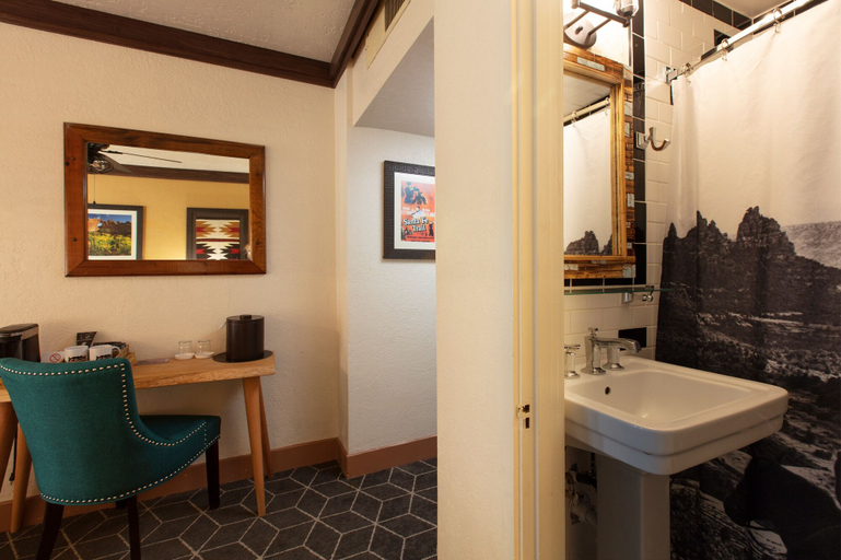 Bathroom 4, Hotel El Rancho, McKinley