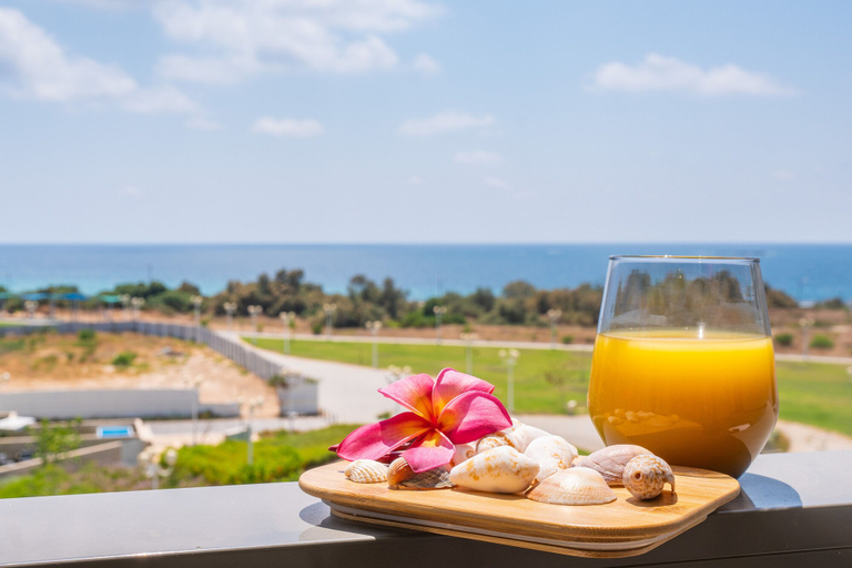 Food & Drinks 4, Vibrant Seaside Stay with Balcony by Sea N' Rent