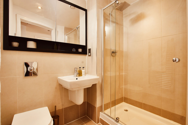 Bathroom 3, Deluxe City Centre Apt Balcony View Free Parking, Leeds