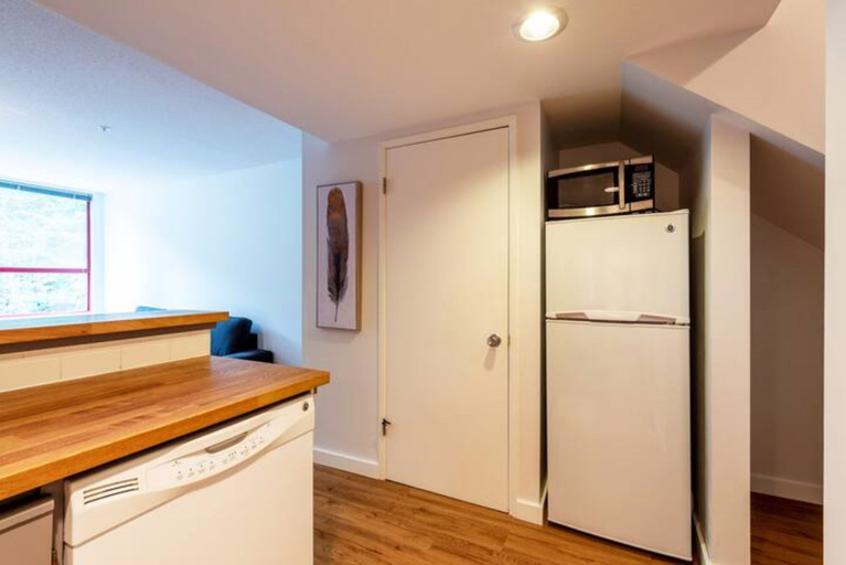 Others 5, Cozy Creekside Two-Storey Condo, Squamish-Lillooet