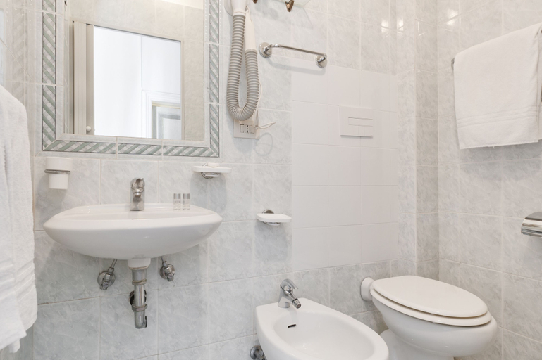 Bathroom 5, Hotel Infinito, Rome