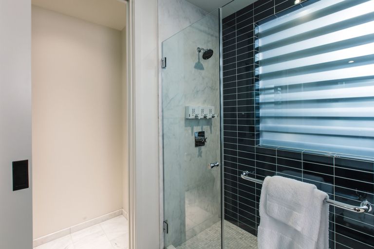 Bathroom 4, Fairlane Hotel, Davidson