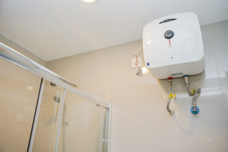 Bathroom 2, Comfy and Nice Studio at Tree Park City BSD Apartment, South Tangerang