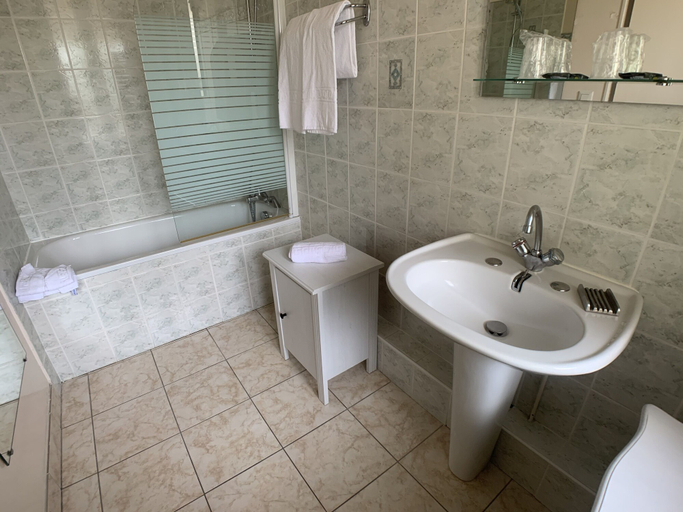 Bathroom 4, The Originals Boutique, Hôtel Roca-Fortis, Rochefort, Charente-Maritime
