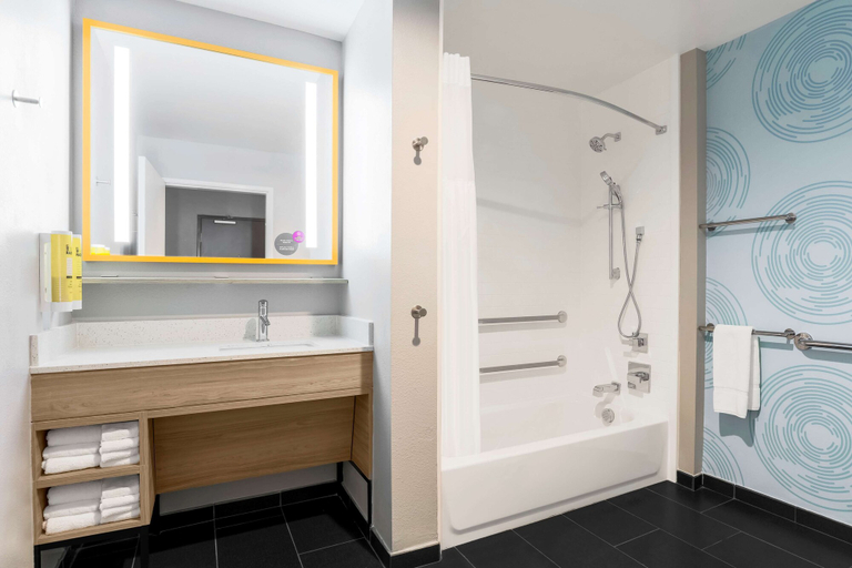 Bathroom 5, Tru by Hilton Dallas Downtown Market Center, Dallas