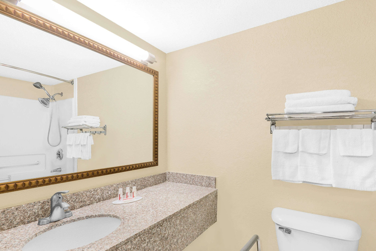 Bathroom 4, Travelodge by Wyndham Lima OH, Allen