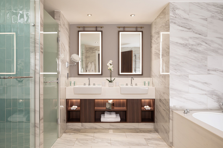 Bathroom 5, The Parkgate Hotel, Cardiff