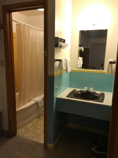 Bathroom 4, Motel Grand, Dawes