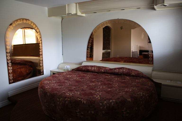 Grand Motel Saint-Hubert, Champlain
