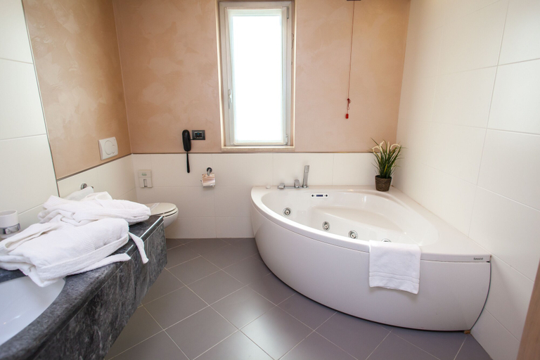 Bathroom 4, Palace Hotel Zingonia, Bergamo