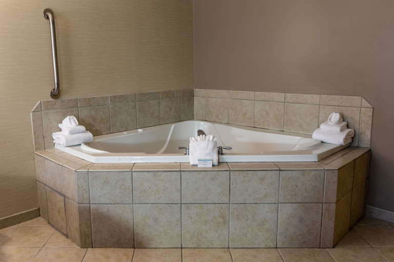Bathroom 4, Hampton Inn Hadley-Amherst Area, Hampshire