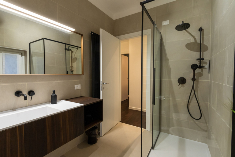 Bathroom 4, Arela, Verona