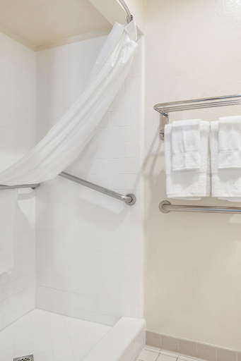 Bathroom 4, Golden Sails Hotel Long Beach, Los Angeles