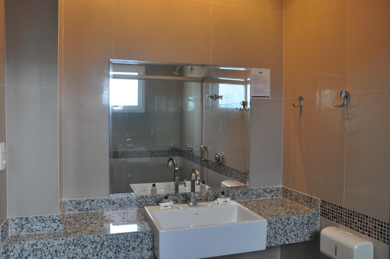 Bathroom 4, Kamur Plaza Hotel, Goianésia