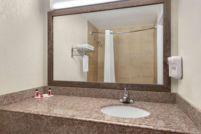 Bathroom 4, Days Inn by Wyndham Lawton, Comanche