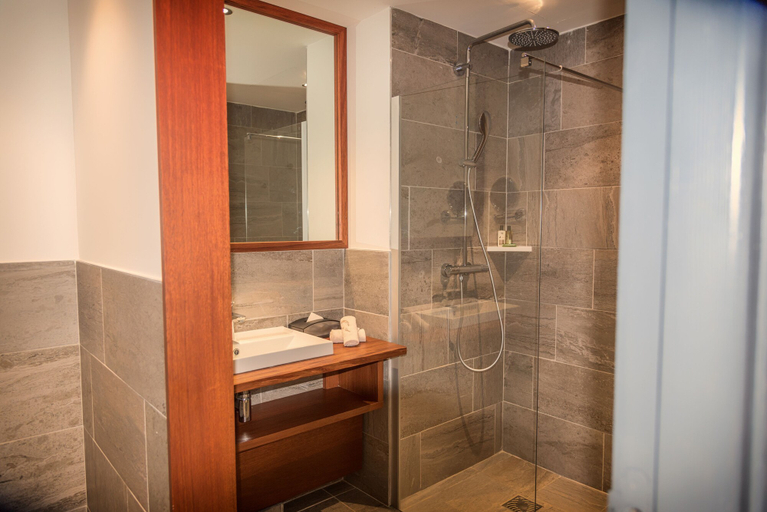 Bathroom 4, Le Battant Des Lames, Saint-Pierre
