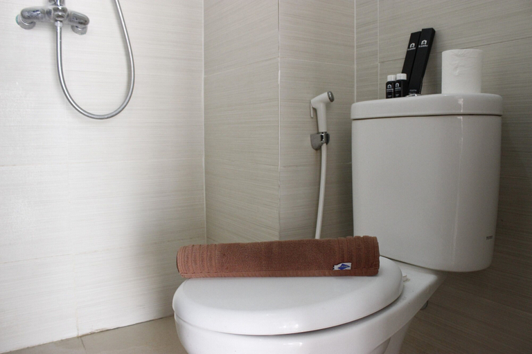 Bathroom 4, Relaxing 1BR Gateway Pasteur Apartment near Exit Toll, Bandung