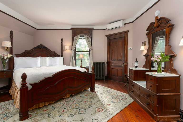 Bedroom 3, Cedar Crest Inn, Buncombe