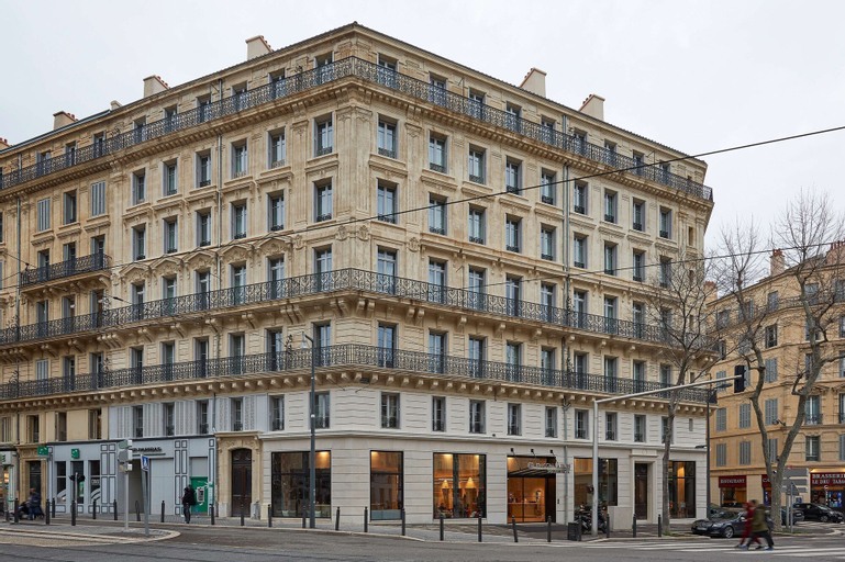 Exterior & Views 23