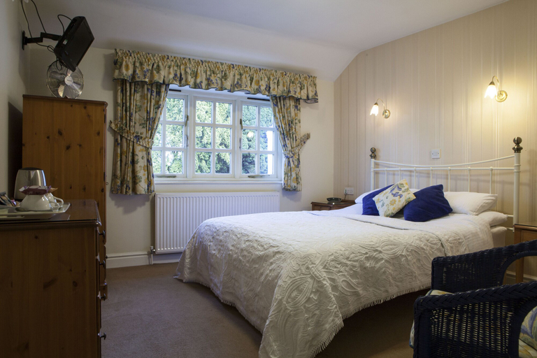 Bedroom 2, Red Lion Inn, Cheshire West and Chester