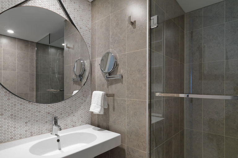 Bathroom 5, Adina Apartment Hotel Bondi Beach Sydney, Sydney