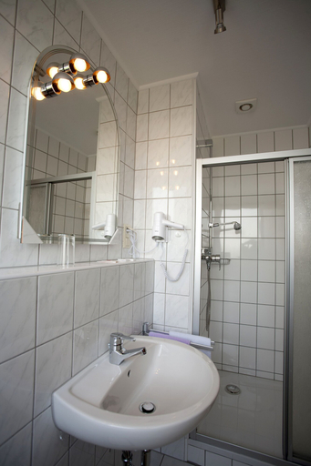 Bathroom 4, Hotel-Restaurant Haus Hubertus, Eifelkreis Bitburg-Prüm