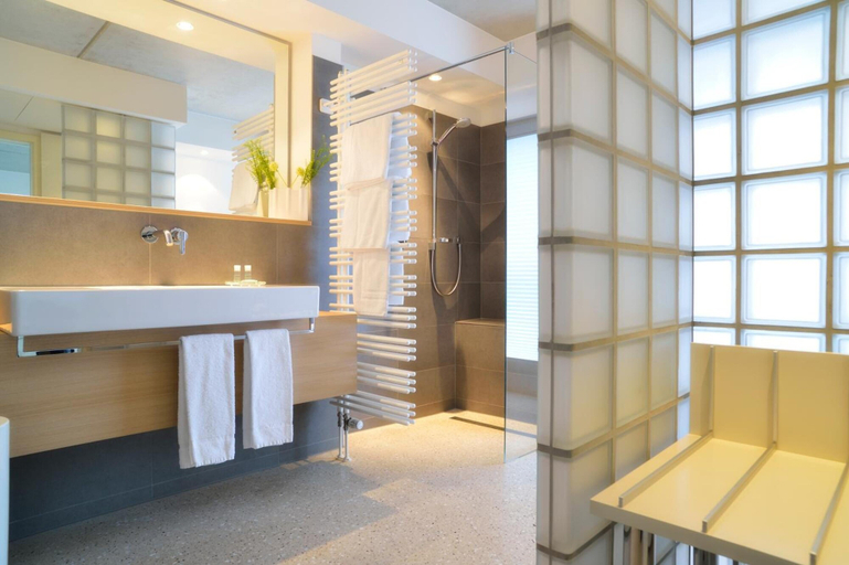 Bathroom 5, Hotel Restaurant Reuter, Gütersloh