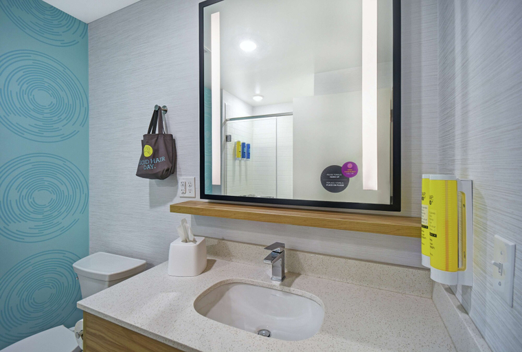 Bathroom 4, Tru by Hilton Grand Rapids Airport, Kent