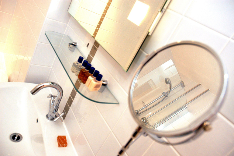 Bathroom 3, Unicorn, Gunthorpe by Marston's Inns, Nottinghamshire