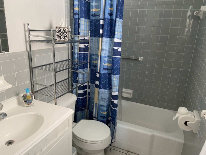Bathroom, Holiday Court 03 - Marlin, Lee