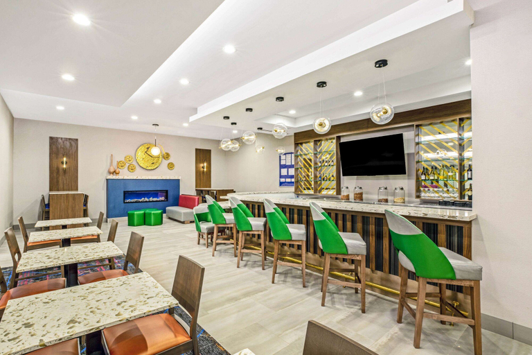 Food & Drinks 5, La Quinta Inn & Suites by Wyndham Waco Downtown - Baylor, McLennan