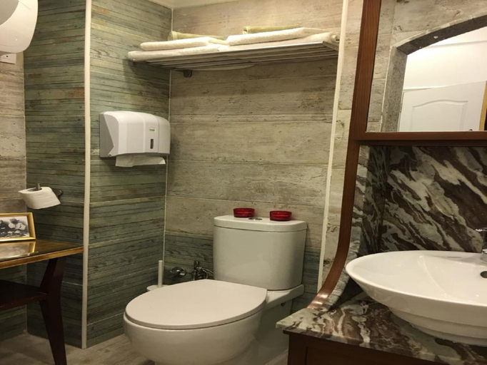 Bathroom 3, Paris Hotel, Qasr an-Nil
