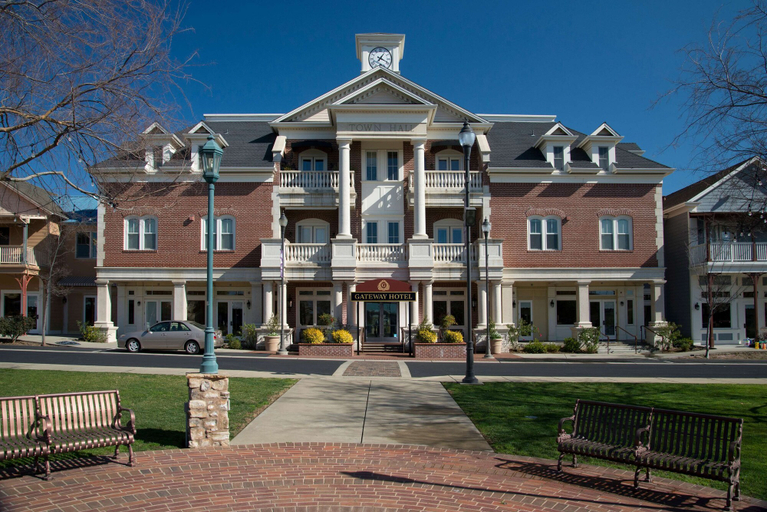 Exterior & Views