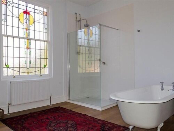 Bathroom 3, The Lions, Nottinghamshire