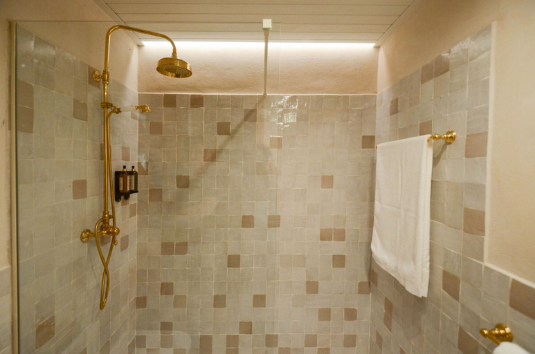 Bathroom 5, La Dehesa de Don Pedro, Badajoz
