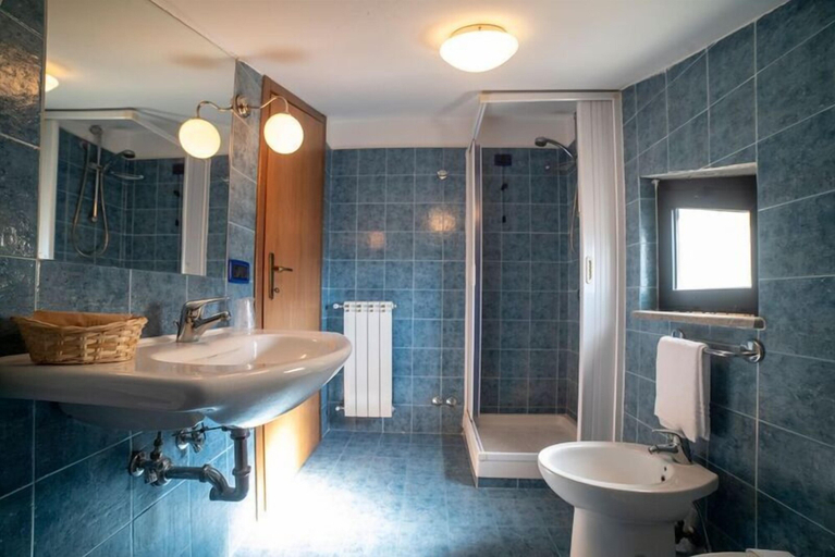 Bathroom 5, Hotel Italia & Lombardi, Viterbo