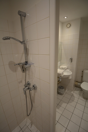 Bathroom 3, Kyriad Direct Auxerre Appoigny, Yonne