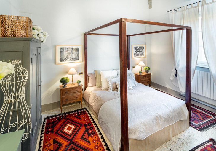 Bedroom 2, The Arnolfini Portrait Apartment, Lucca