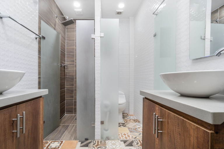 Bathroom, Casa Madera Parque Lleras by HOUSY HOST, Medellín