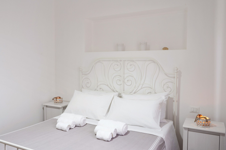 Room 4, Donna Carlotta, Bari