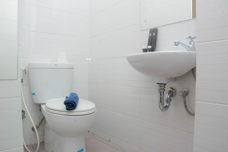 Bathroom 5, Comfortable Studio at Grand Dhika City Jatiwarna Apartment By Travelio, Bekasi