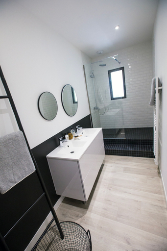 Bathroom 5, Antichambre, Gard