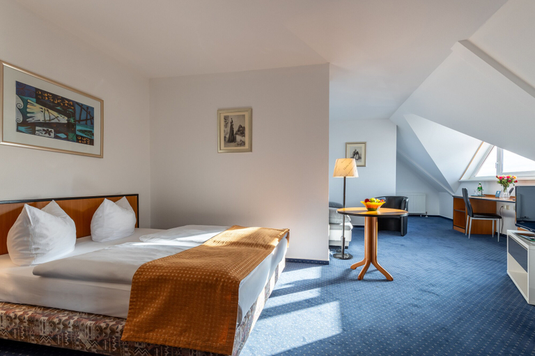 Bedroom 3, TRIP INN Kongresshotel Rodgau, Offenbach