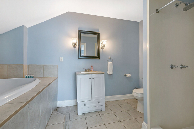 Bathroom 4, Canal Express Rooms, Orleans