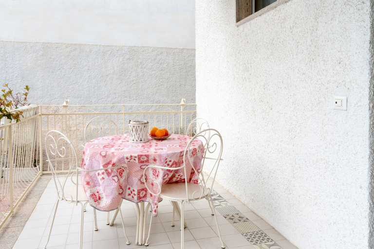 Balcony 5, Donna Carlotta, Bari