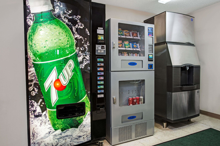 Food & Drinks 5, Microtel Inn & Suites by Wyndham Mason/Kings Island, Warren